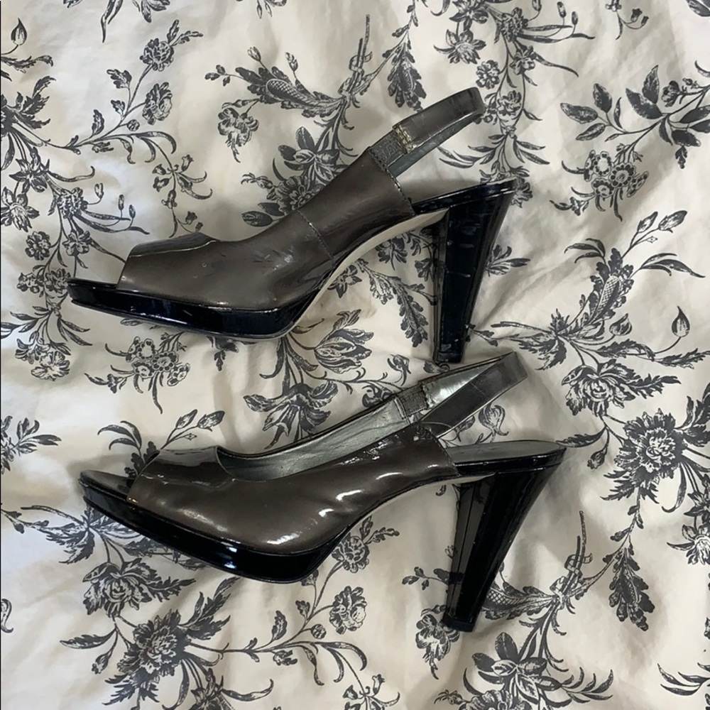 🌚 AK Anne Klein Grey Open-Toe Patent heels